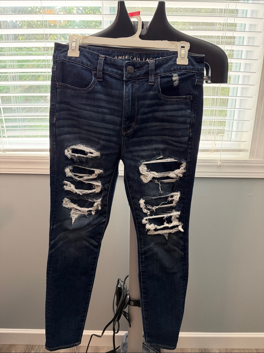 AE High Waisted Ripped Jegging 8s